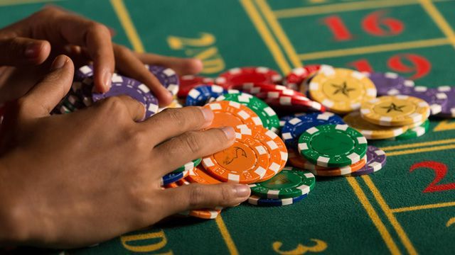 Vegas Party Slots کھلاڑیوں کے لیے لائیو کیسینو سیکشن